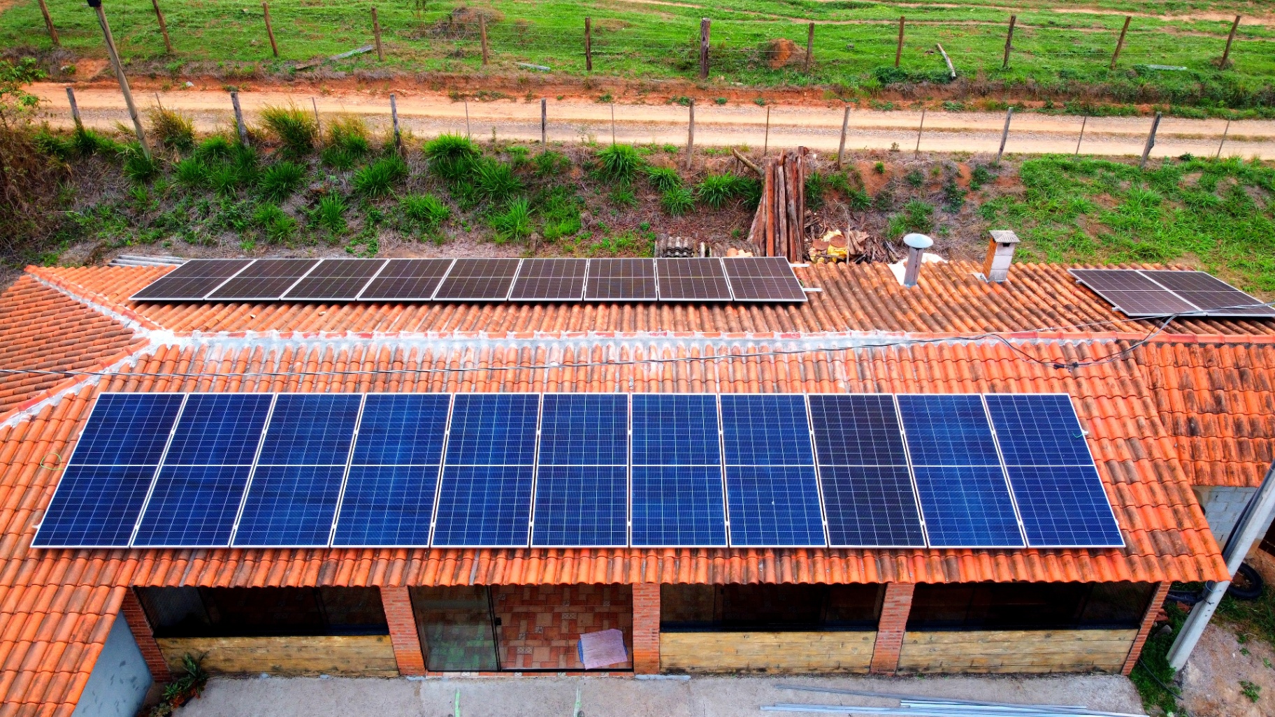 Instalação solar residencial em telhado de telhas cerâmicas